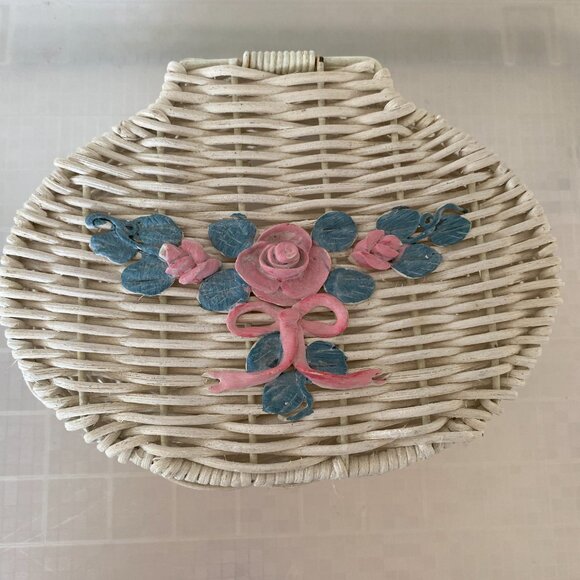 Bathroom Wicker Basket With Lid & 3-D Rose Design - Picture 1 of 7